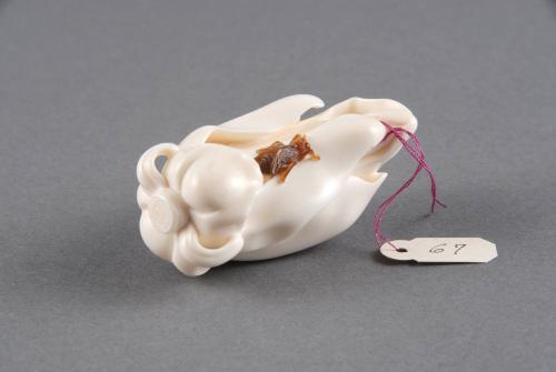 Fly on Flower Netsuke