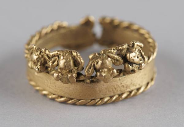 Finger Ring with Miniature Frogs